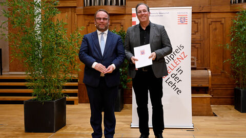 Staatsminister Timon Gremmels (l) mit Univ.-Prof. Hedayet Djeddikar