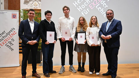Staatsminister Timon Gremmels mit den Preisträgerinnen und Preisträgern Eva Kvindt, Anastasiia Derzhanskaia, Tim Ushakov, Ali Kholmovaia und Jurymitglied Jan-Phillip Schröder (von rechts nach links).
