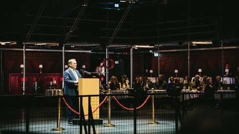 Minister Gremmels spricht ein Grußwort.