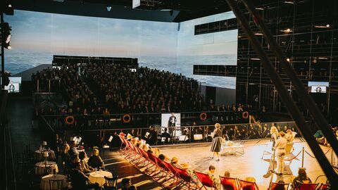 Bick auf die Bühen in der Interimsspielstätte