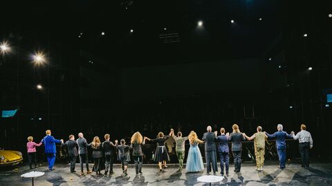 Das Ensemble verneigt sich auf der Bühne der Interimsspielsstätte des Staatstheaters Kassel.