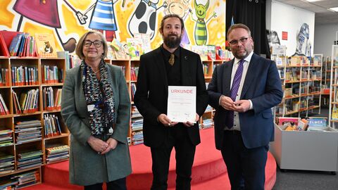 Eva Söllner, Bürgermeisterin von Liederbach am Taunus; Raphael Jung, Leiter der Bücherei Liederbach am Taunus; Kunst- und Kulturminister Timon Gremmels