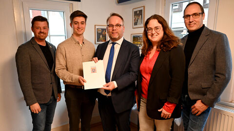 Patrick Appel (MdL), Justus Rathschlag (2. Vorsitzender Verein jüdisches Museum e.V.), Timon Gremmels (Hessischer Minister für Wissenschaft und Forschung, Kunst und Kultur), Lisa Gnadl (MdL) und Thorsten Eberhard (Bürgermeister von Nidda)