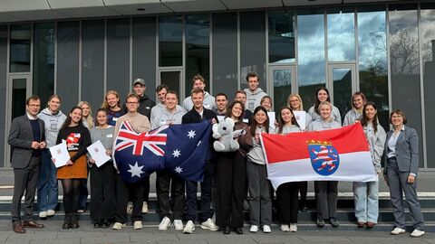 Teilnehmerinnen und Teilnehmer des Pre-Departure-Meetings für Studierende, die für 2026 im Landesprogramm Hessen:Queensland nominiert wurden.