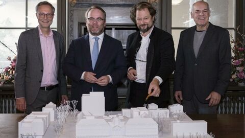 Dr. Andreas Henning, Direktor Museum Wiesbaden, Kunst und Kulturminister Timon Gremmels, Michael Salvi, Architekt und Mitbegründer des Büros Schenker Salvi Weber aus Wien und Thomas Platte, Direktor des Landesbetriebs Bau und Immobilien Hessen (LBIH) bei der Vorstellung des Siegerentwurfs des Architekturwettbewerbs für den Erweiterungsbau des Museums Wiesbaden in der Alten Bibliothek des Museums Wiesbaden.
