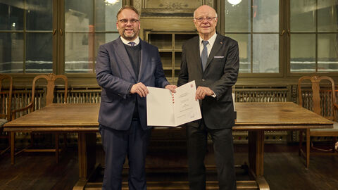 Kunst- und Kulturminister Timon Gremmels (links) überreicht Dr. Gerd Eckelmann die Ehrenurkunde für Kunst und Kultur.