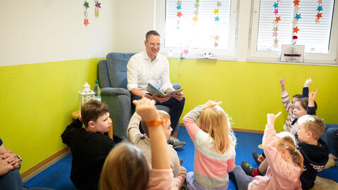Staatssekretär Christoph Degen liest den Kindern der Kita Villa Kunterbunt in Birstein vor.