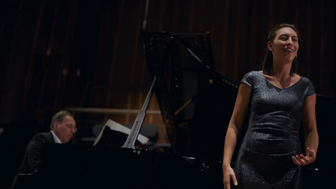 Szene aus dem Projektfilm: Eine Sängerin mit Klavierbegleitung