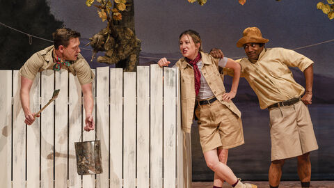 Szene aus "Die Abenteuer des Tom Sawyer": Tom Saywer streicht einen Zaun, Huckleberry Finn steht daneben