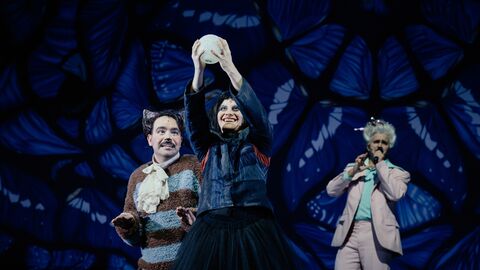 Szene aus "Der satan­archäo­lügen­ialko­höllische Wunschpunsch": Drei Personen scharen sich um eine Kugel.