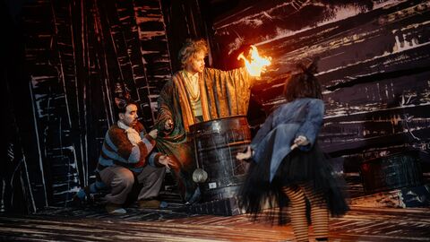 Szene aus "Der satan­archäo­lügen­ialko­höllische Wunschpunsch": Personen in einer Bibliothek