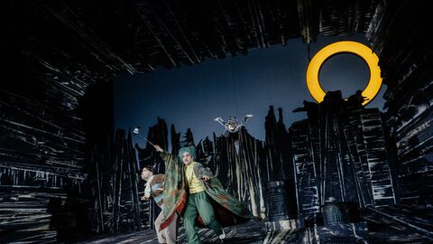 Szene aus "Der satan­archäo­lügen­ialko­höllische Wunschpunsch": Zwei Personen rennen durch die Nacht.