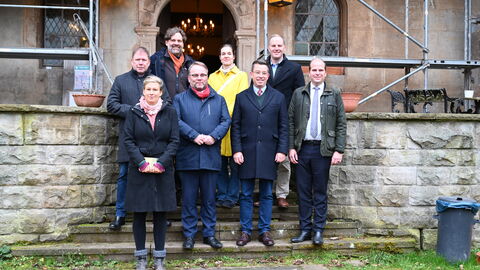 Minister Gremmels vor dem Rittergut in Wanfried-Aue