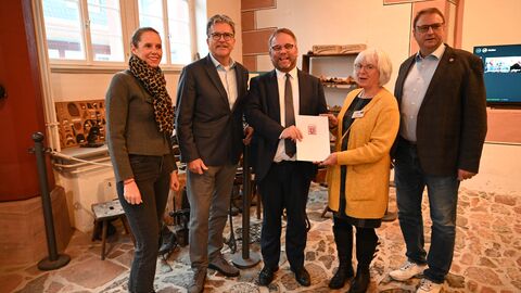 Minister Gremmels überreicht den Mitgliedern des Arbeitskreises des Museums Reichelsheim die Urkunde "Museum des Monats".