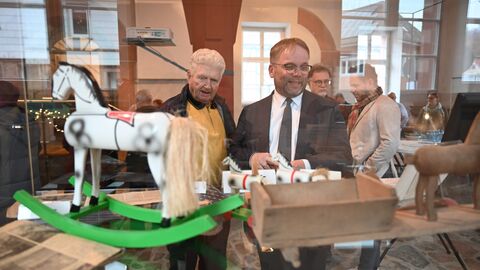 So zeigt die Ausstellung die Arbeit des Gäulchesmachers in Reichelsheim-Beerfurth, der bis heute Spielzeugpferde aus Holz herstellt. 