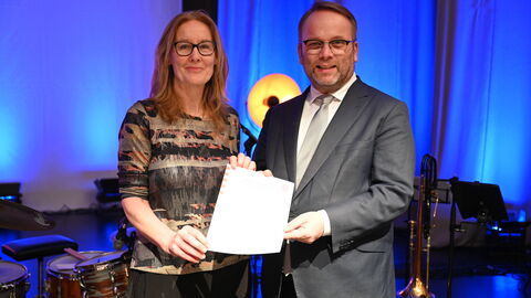 Kunst- und Kulturminister Timon Gremmels mit Jazzpreisträgerin Ursel Schlicht.