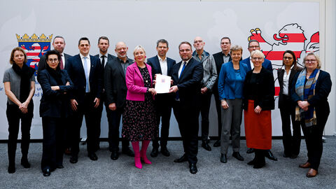 Hessens Wissenschaftsminister Timon Gremmels, Digitalministerin Prof. Dr. Kristina Sinemus und die hessischen Hochschulen haben den Hessischen Digitalpakt Hochschulen 2026-2031 („Digitalpakt 2.0“) unterzeichnet. 