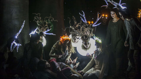 Szene aus "Hänsel und Gretel": Märchengestalten beugen sich über Hänsel und Gretel.