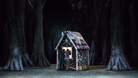 Szene aus "Hänsel und Gretel": Die Geschwister schauen ins Hexenhäuschen.