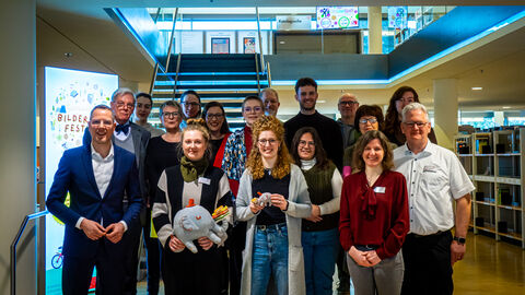 Kulturstaatssekretär Christoph Degen (erste Reihe links) mit Vertreterinnen und Vertretern des Literarischen Zentrums Gießen e. V. und der Stadtbibliothek Gießen, die gemeinsam den Hessischen Leseförderpreis 2025 gewonnen haben.