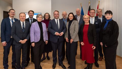 Wissenschaftsminister Timon Gremmels mit Vertreterinnen und Vertretern der Hochschulen.