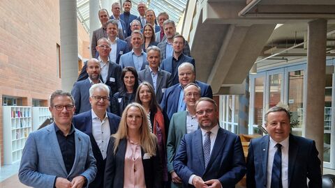 Wissenschaftsminister Timon Gremmels mit Verteterinnen und Vertretern der HAW Hessen.