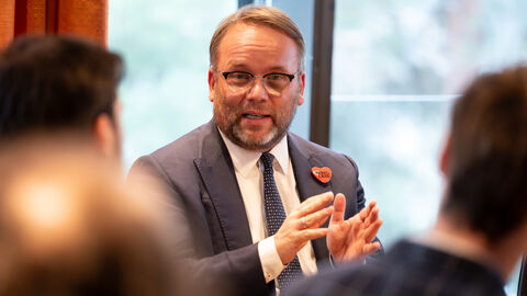 Kunst- und Kulturminister Timon Gremmels im Gespräch.