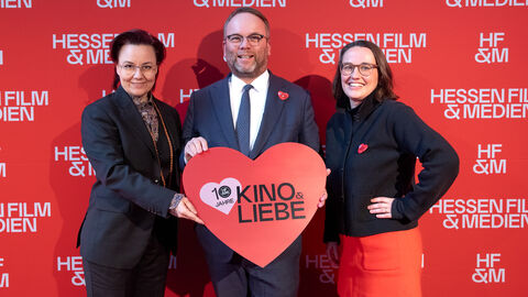 Kunst- und Kulturminister Timon Gremmels mit Hessen-Film-Geschäftsführerin Anna Schoeppe (rechts) und Michelle Müntefering, Geschäftsführerin Produktionsallianz