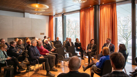 Blick auf die Diskussionsrunde