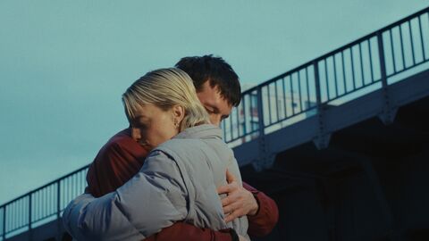 Szene aus "Allego Pastell": Zwei Personen umarmen sich.