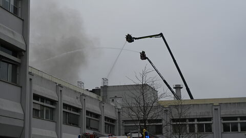 Eine Rauchsäule über den Forschungszentrum.