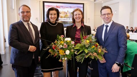 Gruppenbild mit Blumensträußen nach der Wahl der neuen Generalsekretärin der GWK. Auf dem Gruppenbild sind: Timon Gremmels, Hessischer Minister für Wissenschaft und Forschung, Kunst und Kultur, Dorothee Bär, Bundesministerin für Forschung, Technologie und Raumfahrt, Dr. Christine Burscheidt, designierte Generalsekretärin der Gemeinsamen Wissenschaftskonferenz und Falko Mohrs, Niedersächsischer Minister für Wissenschaft und Kultur