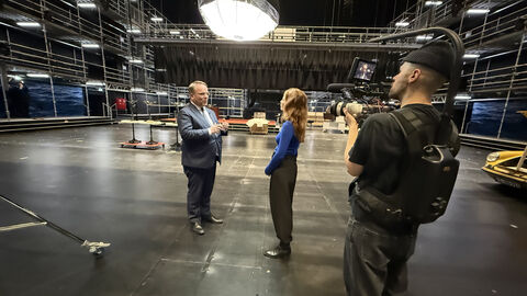 Kunst- und Kulturminister Timon Gremmels im Interview mit "Aspekte"-Moderatorin Katty Salié.