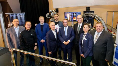 Gruppenbild bei der Übergabe des Zuwendungsvertrags an das Projektkonsortium unter Leitung der Verus Digital GmbH aus Darmstadt. 