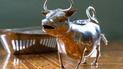 Ein Milchkännchen in Form einer Kuh.