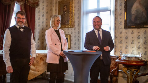 Minister Gremmels und SG-Chefin Worms stehen an Stehtischen.