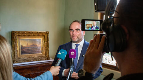 Minister Gremmels wird interviewt.