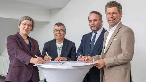 Unterzeichnung der Zielvereinbarungen (v.l.n.r.): Prof. Dr. Katharina Lorenz (Präsidentin der Justus-Liebig-Universität Gießen), Prof. Dr. Matthias Willems (Präsident der Technischen Hochschule Mittelhessen), Timon Gremmels (Hessischer Minister für Wissenschaft und Forschung, Kunst und Kultur) und Prof. Dr. Thomas Nauss (Präsident der Philipps-Universität Marburg). 