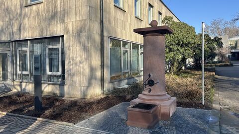 Blick auf den historischen Alstadtbrunnen