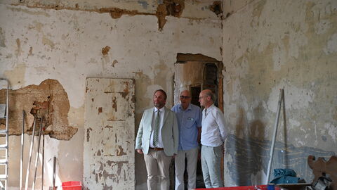 Minister Gremmels schaut sich einen alten Raum in der Synagoge an.