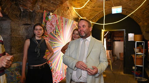 Minister Gremmels mit Mitarbeitenden des Vereins Heraku – Heranwachsende Kunst e.V. in Kassel
