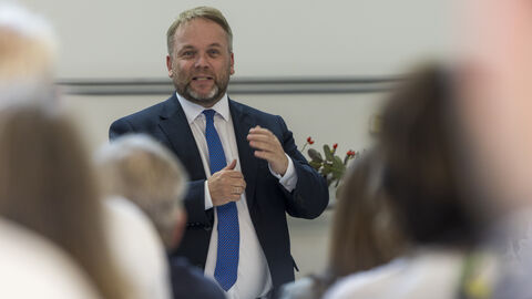 Minister Gremmels hält eine Rede.