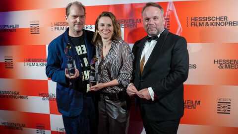 Der QMS RESPECT Award geht an Karin Hanczewski und Godehard Giese, hier mit Kunst- und Kulturminister Timon Gremmels (r)