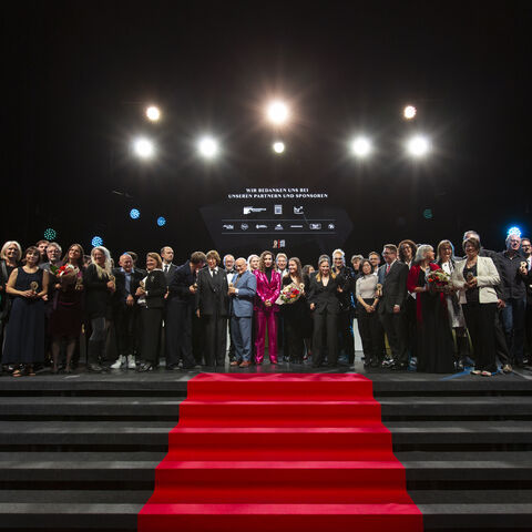 Gruppenbild der Preisträgerinnen und Preisträger des Hessischen Film- und Kinopreises 2021 Gruppenbild der Preisträgerinnen und Preisträger des Hessischen Film- und Kinopreises 2021