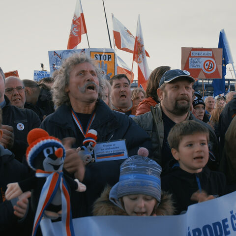 Szene aus dem Film "Die Kafka-Konferenz": eine protestierende Menschenmenge