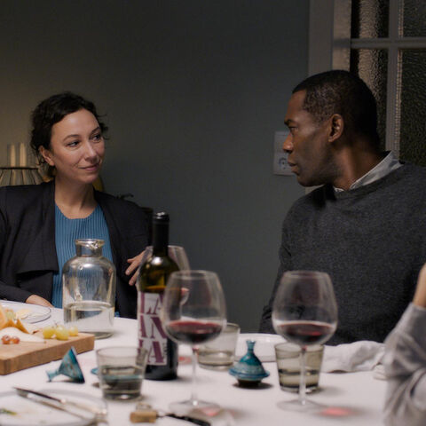 Szene aus dem Film "Le Prince": Mehrere Menschen sitzen am Tisch beim Essen