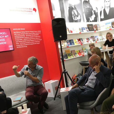 Der Gemeinschaftsstand „Literatur in Hessen“ bietet literarischen Kulturinstitutionen sowie kleineren hessischen Verlagen einen Auftritt auf der Frankfurter Buchmesse. Podiumsdiskussion am Gemeinschaftsstand "Literatur in Hessen" auf der Frankfurter Buchmesse