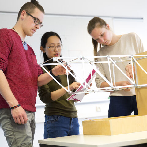 Das "Modul Baukonstruktion" an der Uni Kassel wurde 2020 mit dem Hochschulpreis für Exzellenz in der Lehre ausgezeichnet Studierende des Moduls "Baukonstruktion" an der Uni Kassel basteln an einem Modell