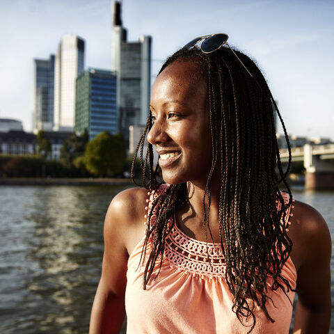 In Hessen lässt es sich gut leben und studieren Eine junge Frau vor der Frankfurter Skyline