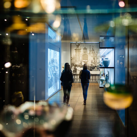 Besucherinnen im Museum Wiesbaden Besucherinnen im Museum Wiesbaden